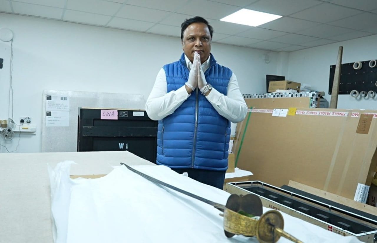 नागपूरच्या भोसले घराण्याचे संस्थापक आणि छत्रपती शाहू महाराजांच्या काळातील मराठा सैन्यातील एक महत्त्वाचे सरदार रघुजी भोसले यांची महाराष्ट्र सरकारने लिलावात जिंकलेली तलवार आज लंडन येथे जाऊन सांस्कृतिक कार्यमंत्री ॲड आशिष शेलार यांनी ताब्यात घेतली.