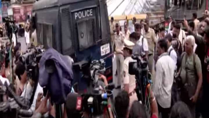Kabutar Khana : कबुतरखाना बंदी समर्थनार्थ मराठी एकीकरण समिती रस्त्यावर अन् कार्यकर्त्यांची धरपकड, दादर परिसरात सध्या काय स्थिती? Kabutar Khana : कबुतरखाना बंदी समर्थनार्थ मराठी एकीकरण समिती रस्त्यावर अन् कार्यकर्त्यांची धरपकड, दादर परिसरात सध्या काय स्थिती?