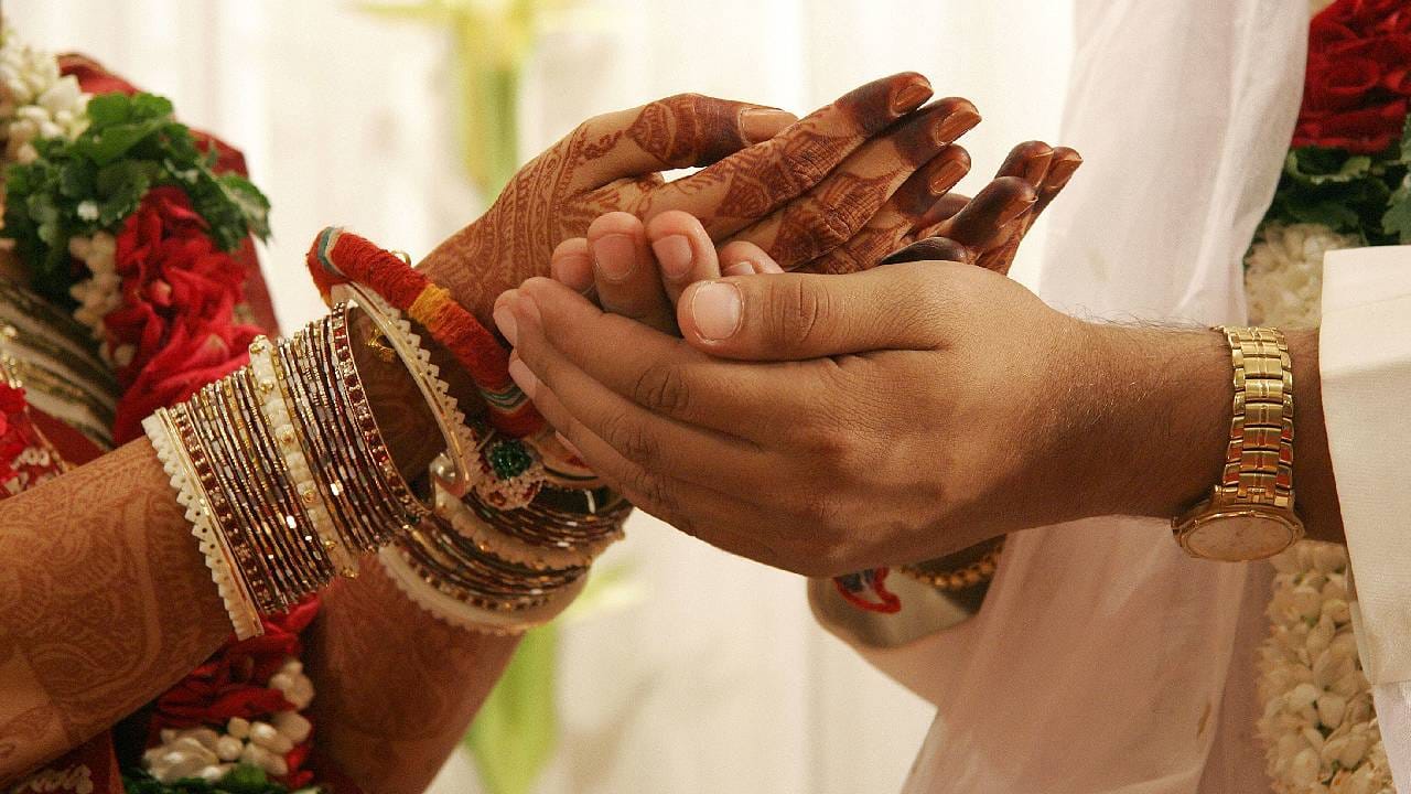 फेसबुकमुळे प्रेमात पडले, देवळात लग्नही ! सासरी गेल्यावर नवऱ्याचा यू टर्न, नंतर जे घडलं..