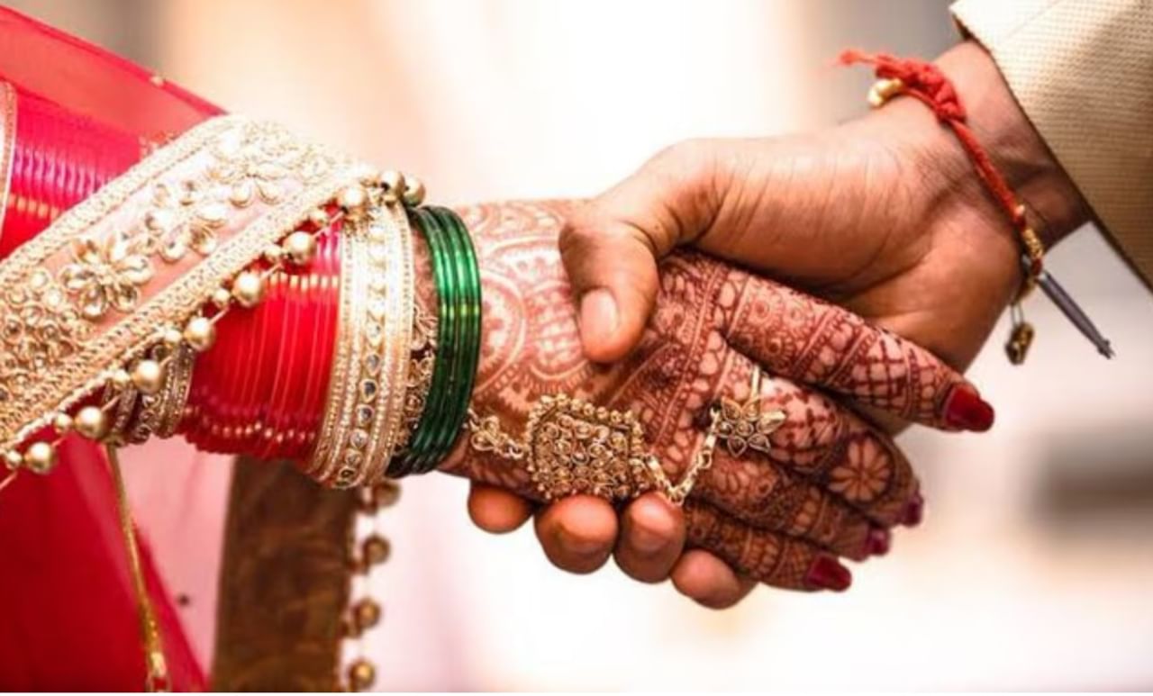 भारतीय राजकारणात अनेक नेते असे आहेत ज्यांच्या परदेशात शिक्षण घेत असताना प्रेम प्रकरणातून विवाह झालेला आहे. या नेत्यांनी परदेशी महिलेशी लग्न केल्यानंतर राजकारणात मोठ्या पदांची जबाबदारी पार पाडली आहे. या यादीत माजी पंतप्रधान, राज्यांचे मुख्यमंत्री ते केंद्रीय मंत्र्यांचा समावेश आहे.