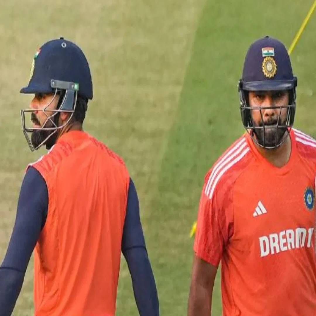 ऑस्ट्रेलियामध्ये 19 ऑक्टोंबर ते 25 ऑक्टोंबर दरम्यान वनडे सीरीज होणार आहे. त्याआधी ऑस्ट्रेलिया ए आणि इंडिया ए मध्ये 30 सप्टेंबर ते 5 ऑक्टोंबर दरम्यान वनडे सीरीज होईल. ऑस्ट्रेलिया दौऱ्याआधी फॉर्म मिळवण्यासाठी रोहित आणि विराटने या सीरीजमधले किमान दोन सामने खेळावेत अशी सुद्धा चर्चा आहे. (Photo: PTI)