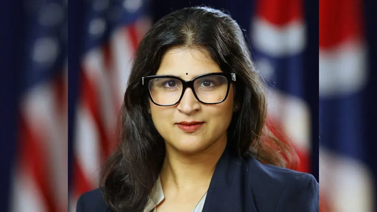 USA: भारतीय वंशाच्या मथुरा श्रीधरन बनल्या सॉलिसिटर जनरल, मात्र टिकली लावल्याने... USA: भारतीय वंशाच्या मथुरा श्रीधरन बनल्या सॉलिसिटर जनरल, मात्र टिकली लावल्याने...