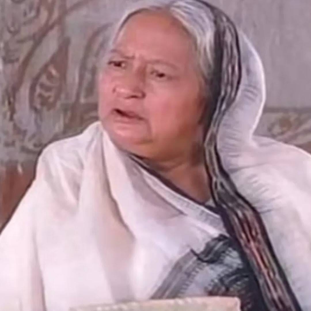 लीला मिश्रा- भारतीय चित्रपटांमध्ये आपल्या चरित्र व्यक्तीरेखांनी त्यांनी प्रेक्षकांच भरपूर मनोंरजन केलं. लीला मिश्रा यांनी सुद्धा शोले चित्रपटात महत्त्वाची भूमिका साकारलेली. मौसीचा रोल त्यांनी साकारलेला. हेमा मालिनी आणि अमिताभ बच्चन यांच्यासोबत त्यांचे सीन्स खूप हिट झालेले. त्यावेळी त्या सीनियर एक्ट्रेस होत्या. वर्ष 1988 साली वयाच्या 80 व्या वर्षी त्यांचं निधन झालं.