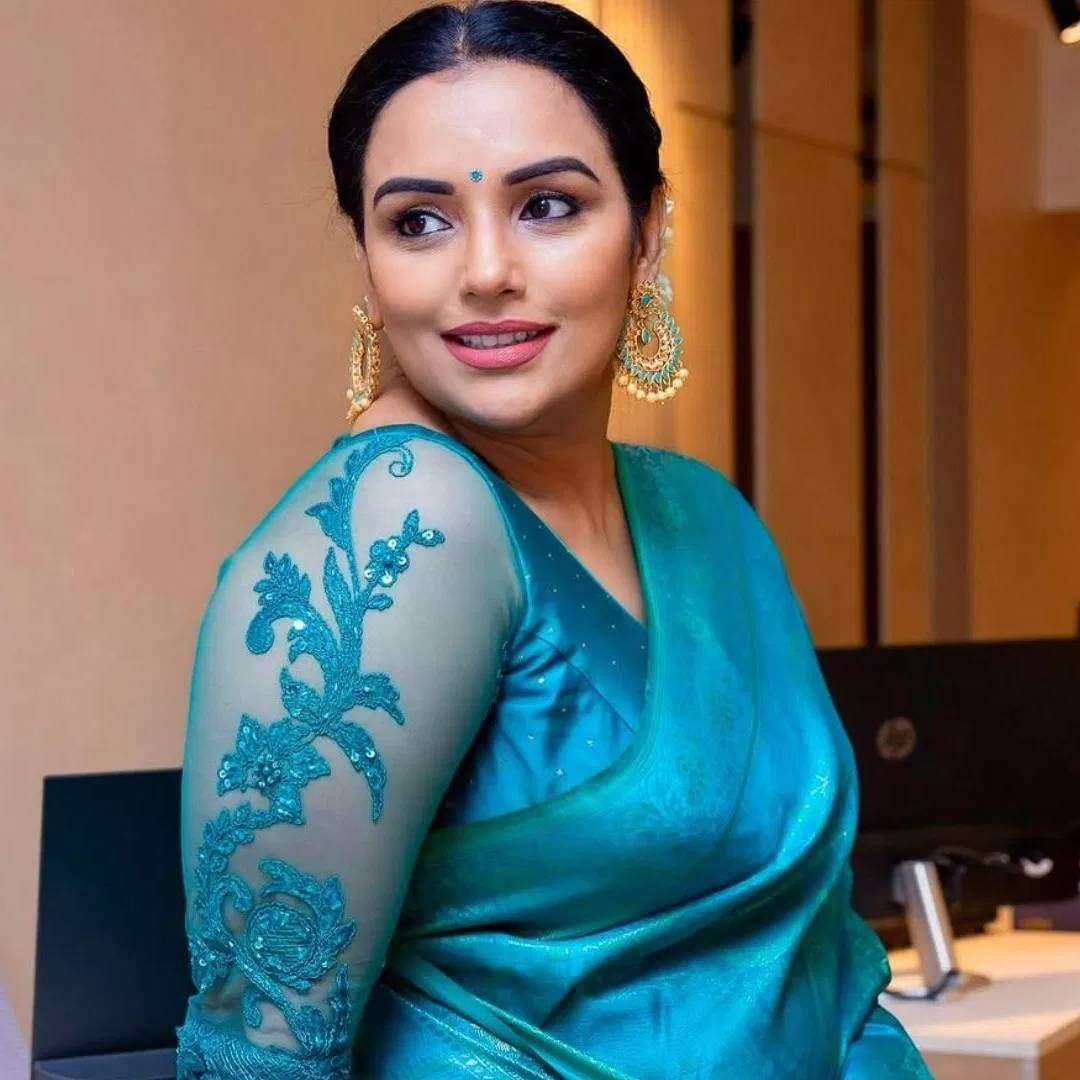 श्वेता मेननने बॉलिवूड सोबतच साऊथच्या चित्रपटातही काम केलय. तिच्याविरुद्ध एका व्यक्तीने तक्रार नोंदवलेली. पोलिसांना कारवाई करायला सांगितलेलं. श्वेता मेनन विरुद्ध माहिती तंत्रज्ञान कायदा 2000 च्या कलम 67 अंतर्गत एफआयआर नोंदवण्यात आला आहे. 