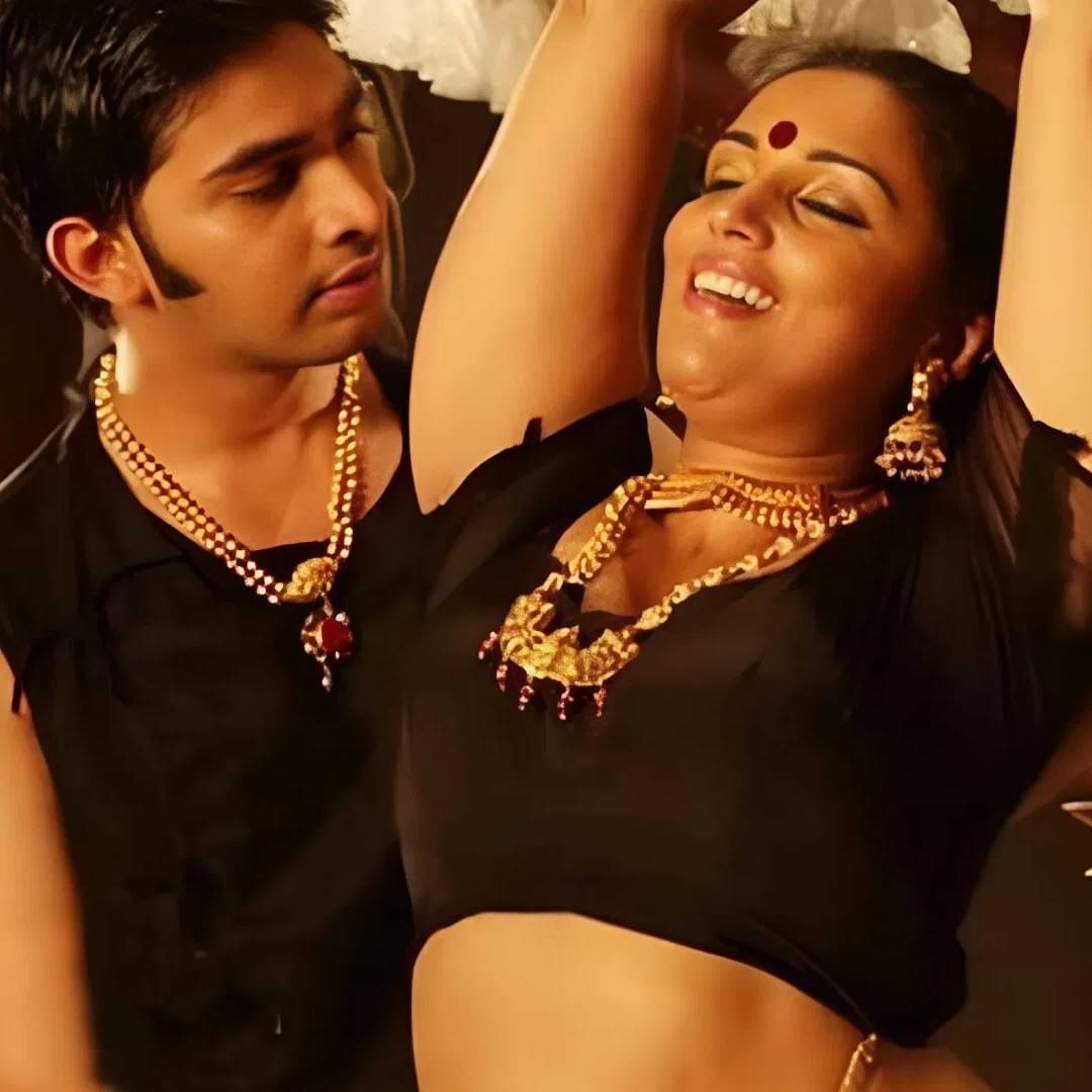 श्वेता मेनन 51 वर्षांची आहे. चित्रपटात बोल्ड सीन देण्यासाठी ती ओळखली जाते. तिचा जन्म 23 एप्रिल 1974 रोजी चंदीगडमध्ये झाला. बॉलिवूडच्या अनेक चित्रपटात काम केलेल्या श्वेताने मल्याळम सिनेमात सुद्धा काम केलय. 