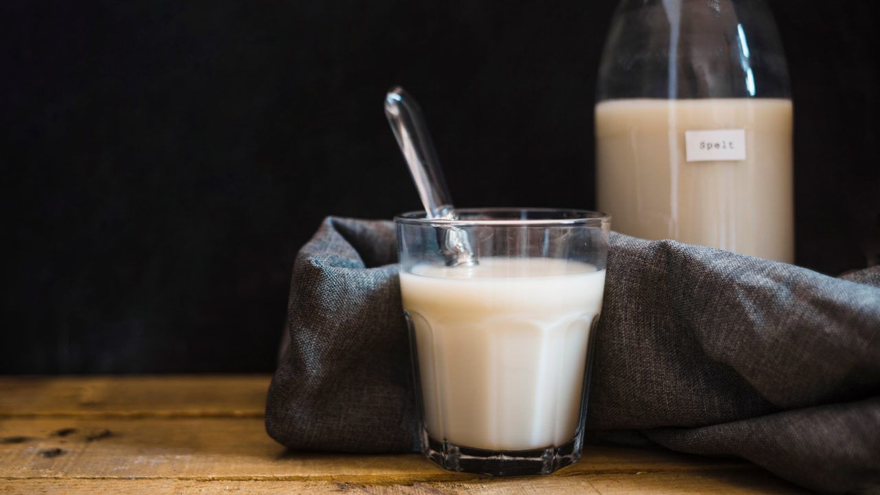 दूध गरम करताना ते उतू जाणं ही आपल्या सगळ्यांच्या घरातली एक साधारण गोष्ट आहे. पण जर हे तुमच्या घरात वारंवार होत असेल तर यामागे काहीतरी मोठं दडलं आहे? असं मानलं जात आहे.