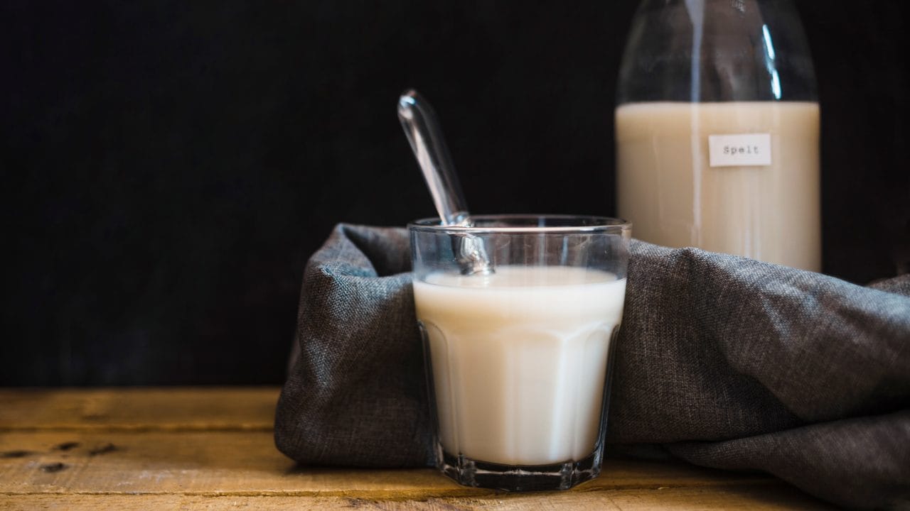 दूध गरम करताना ते उतू जाणं ही आपल्या सगळ्यांच्या घरातली एक साधारण गोष्ट आहे. पण जर हे तुमच्या घरात वारंवार होत असेल तर यामागे काहीतरी मोठं दडलं आहे? असं मानलं जात आहे.