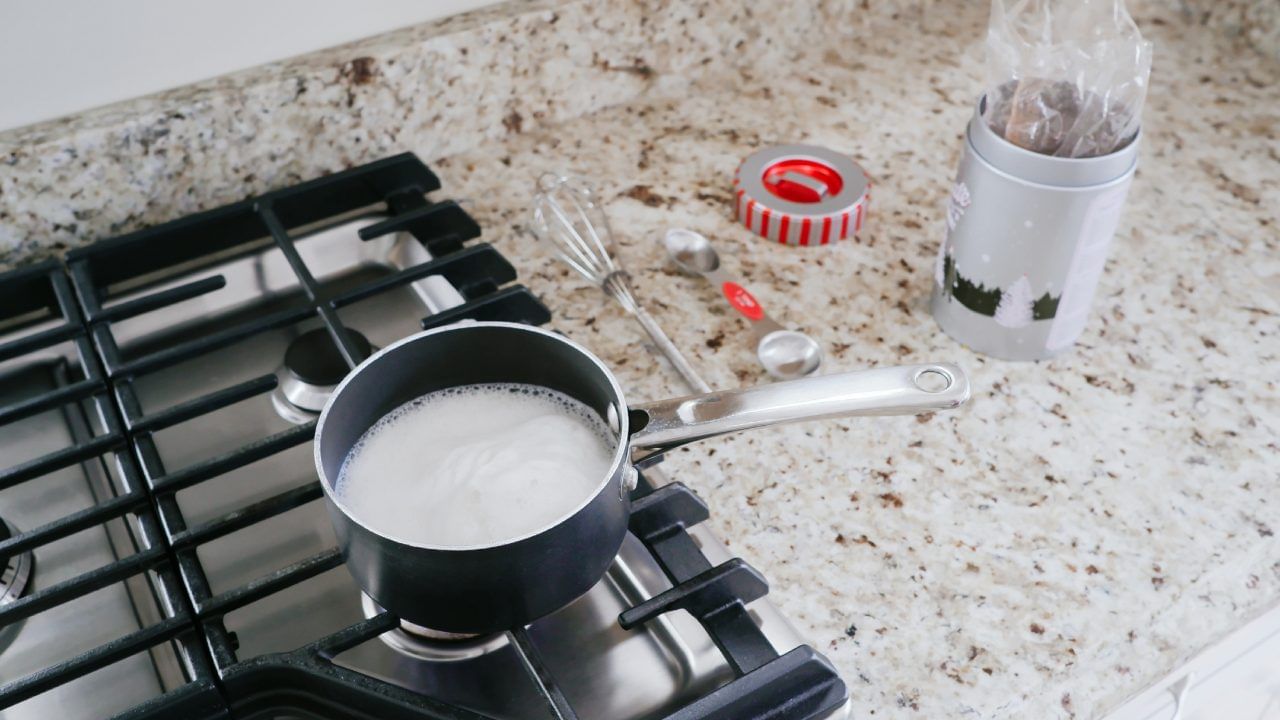 पाण्याला कधीही फेस येत नाही, कारण त्यात असे घटक नसतात. त्यामुळे पुढच्या वेळी दूध उतू गेलं, तर या बाबींचा नक्की विचार करा.