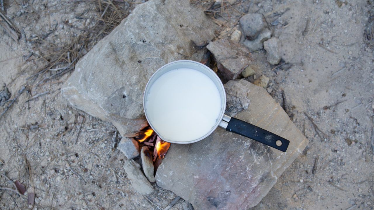 पण, दुधातील फॅट आणि प्रोटीनमुळे भांड्याच्या तोंडाशी एक जाड थर तयार होतो. हा थर वाफेला बाहेर पडू देत नाही, त्यामुळे आतमध्ये वाफेचा दाब वाढतो. याच दाबामुळे दूध फेस येऊन भांड्यातून बाहेर येतं.