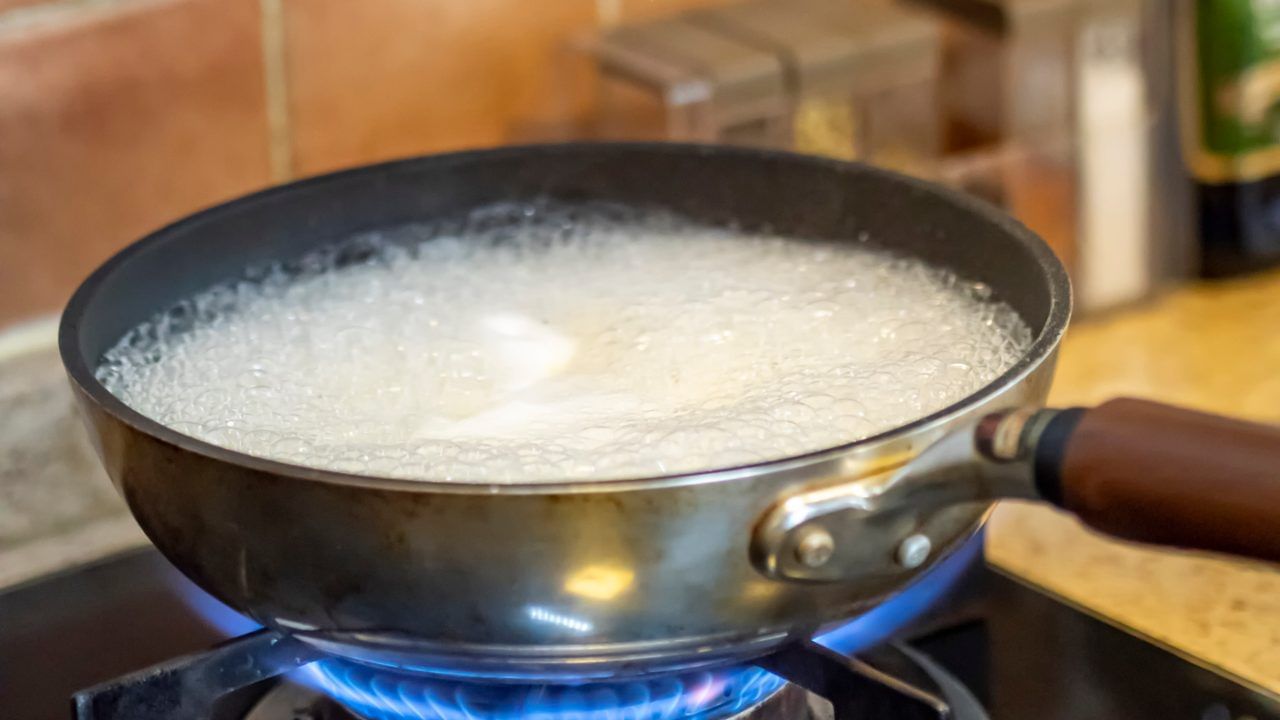 मात्र, हे वारंवार घडल्यास ते अशुभ मानले जाते. दूध उतू जाण्यामागे एक वैज्ञानिक कारण आहे. दूध हे पाणी, फॅट आणि प्रोटीनचं मिश्रण आहे. जेव्हा तुम्ही दूध तापवता, तेव्हा पाणी वाफेच्या रूपात बाहेर पडू लागतं.