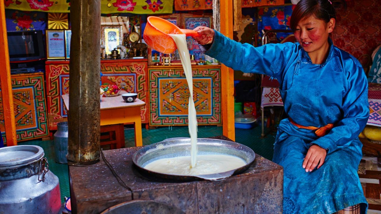 हे घरात सुख, समृद्धी आणि भरभराट येणार असल्याचं लक्षण मानलं जाते. तसेच, जर तुमच्याकडून चुकून एकदाच दूध उतू गेलं, तर ते अचानक धनलाभ किंवा एखादी चांगली बातमी मिळण्याचे संकेत असू शकतात.
