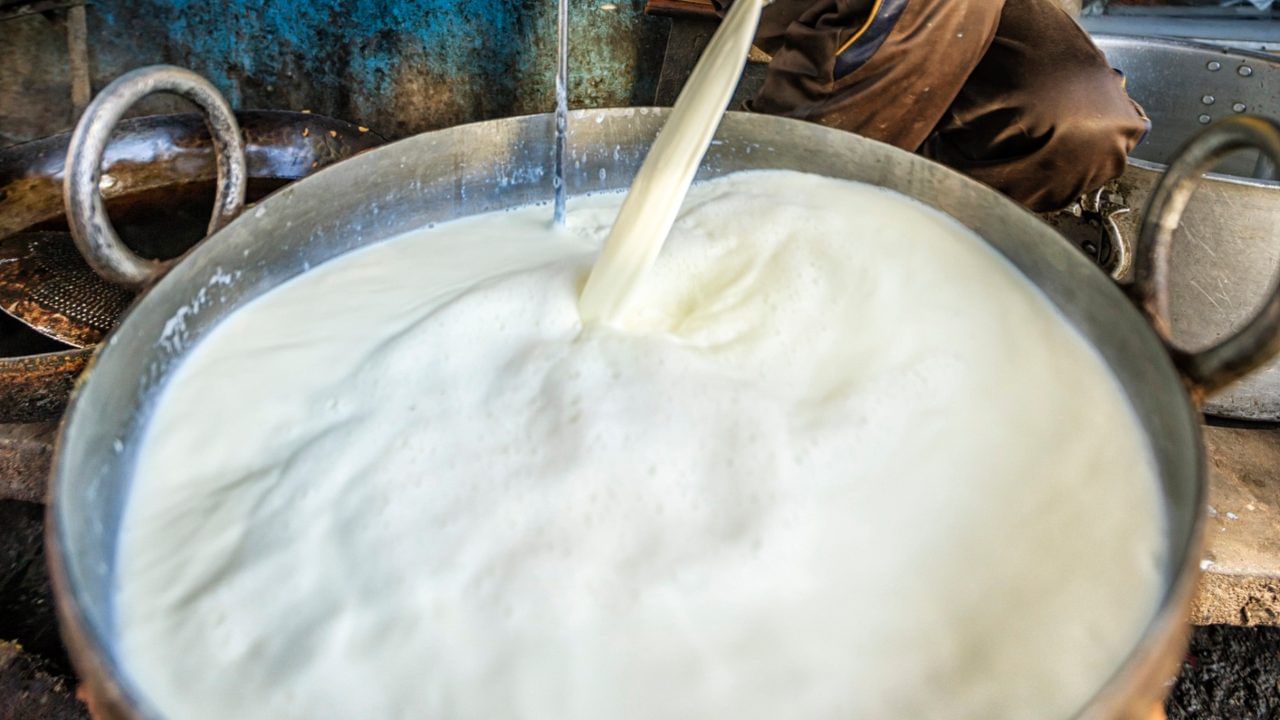 त्याचा मानसिक आरोग्यावर नकारात्मक परिणाम होतो, असेही म्हटले जाते. पण जेव्हा तुम्ही नवीन घरात गृहप्रवेश करत असाल, त्यावेळी दूध उतू गेलं, तर ते अत्यंत शुभ मानलं जातं.