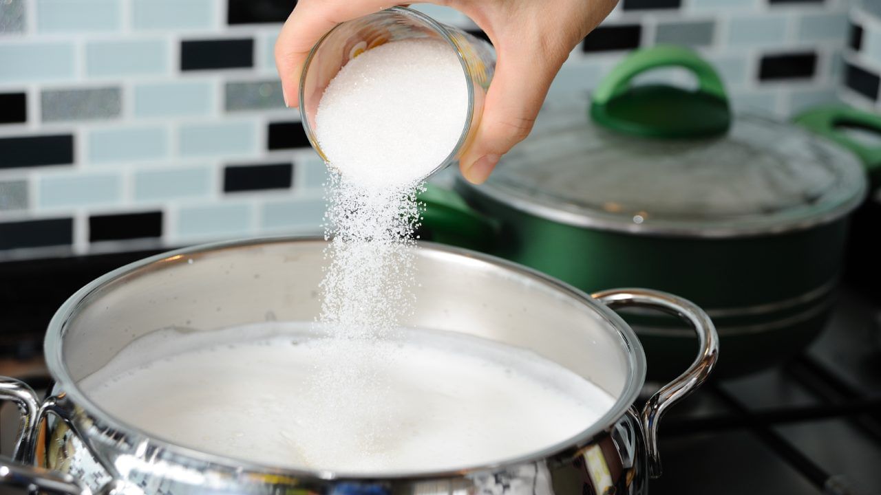 वारंवार दूध उतू जात असेल त्या घरात आर्थिक नुकसान होऊ शकते. तसेच या कुटुंबात सततचे वाद-विवाद, तणाव वाढू शकतो. दूध हे चंद्राचं प्रतीक मानलं जातं, त्यामुळे दूध उतू गेल्यास चंद्र दोष लागतो.