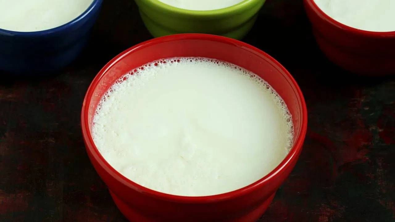 पोट फुगणे, आम्लपित्त किंवा पोट खराब होणे यासारख्या समस्या सकाळी उपाशी पोटी दूध पिल्याने आणि दही खाल्याने होऊ शकतात. 