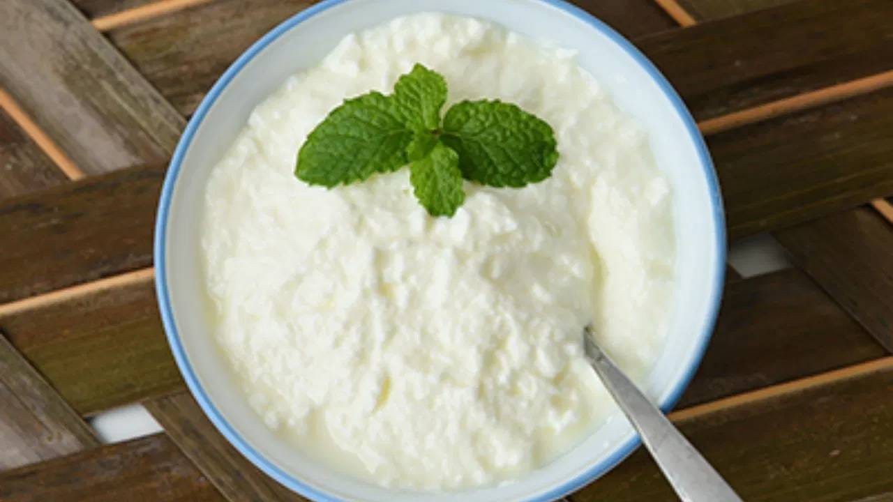 उपाशी पोटी दूध पिणे किंवा दही खाणे आपल्या आरोग्यासाठी अत्यंत धोकादायक आहे. यामुळे उपाशी पोटी दुध किंवा दही खाणे टाळाच. 