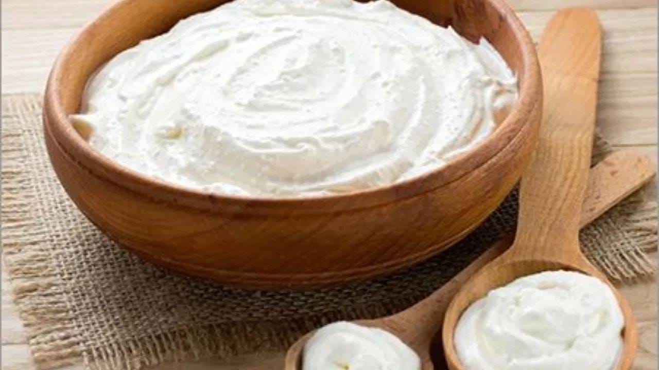 दुग्धजन्य पदार्थांमध्ये नैसर्गिक लॅक्टिक अॅसिड असते जे पोटात आम्ल निर्माण करते. त्यामुळे पोट फुगण्याची समस्या उद्भवते.