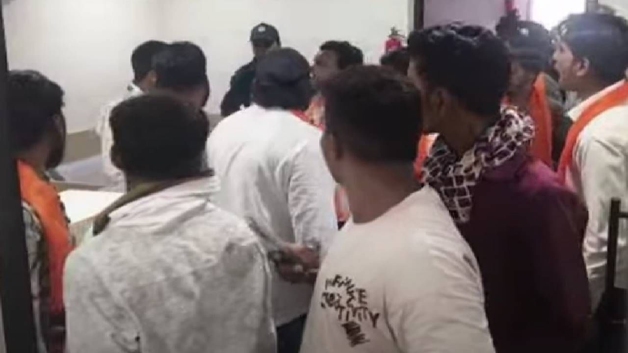 नागपूरमधील येस बँकेवर फसवणुकीचा आरोप करत या बँक अधिकाऱ्याला  मारहाण करण्यात आली.  वेळीच पोलीस दाखल झाल्याने पुढील अनर्थ टळला. त्यांनी या अधिकाऱ्याचा बचाव केला. 