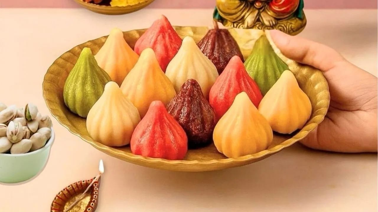 Ganesh Chaturthi 2025 : 10 दिवस बाप्पासाठी 10 प्रकारचे मोदक बनवा, रेसिपी एकदा पाहाच