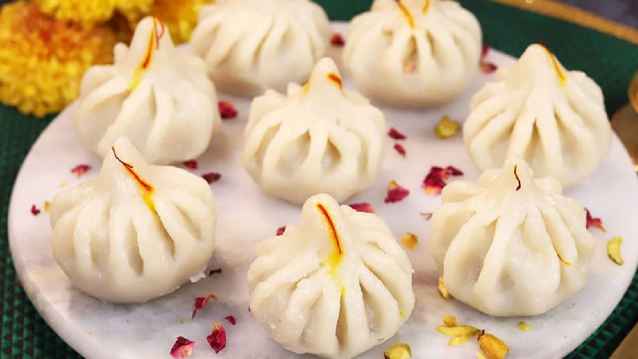 मोदकाची पिठी करण्यासाठी नेहमी आंबेमोहोर आणि बासमती तांदूळ वापरावा. मोदकाची उकड गरम असते, तेव्हाच ती चांगली मळून घ्या.