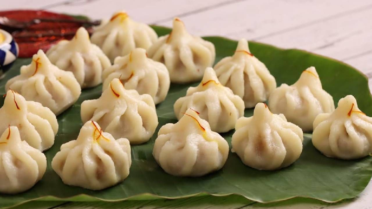 मोदक हे साधारण 12 ते 15 मिनिटे वाफवून घ्या, म्हणजे ते व्यवस्थित शिजतील. गरम असतानाच मोदक तुपाची धार सोडून नैवेद्य दाखवून खायला द्या.