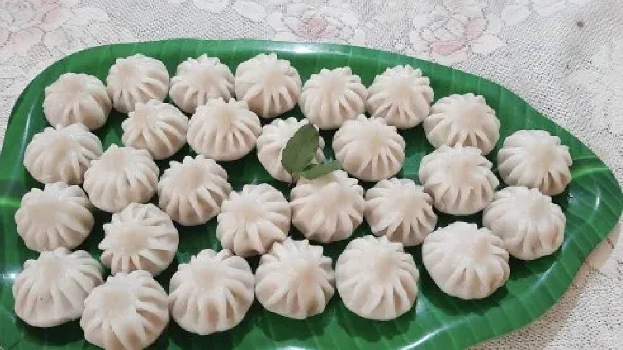 मोदक वाफवताना ते केळीच्या पानावर ठेवा, म्हणजे ते चाळणीला चिकटून फुटणार नाहीत.  मोदक एकमेकांना चिकटू नयेत याची काळजी घ्या.