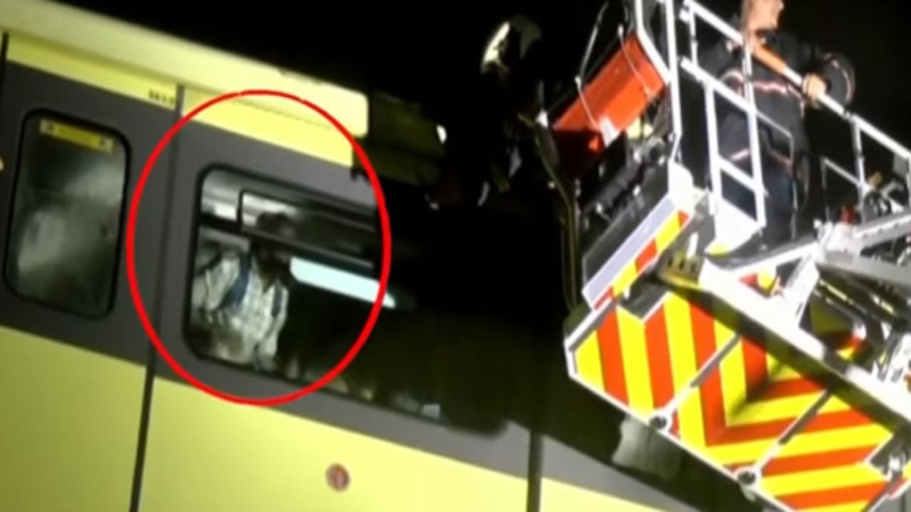 मुबईतील मोनोरेलसेवा विस्कळीत झाली आहे. चेंबूर-भक्तीपार्क दरम्यान मोनोरेल मध्येच अडकली आहे. तांत्रिक बिघाडामुळे प्रवासी आत अडकले आहेत. मोनोरेलमधील एसीही बंद आहे.