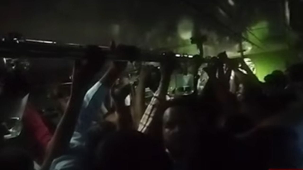 सध्या घटनास्थळी रेस्क्यू ऑपरेशन सुरु आहे. मोनोरेलचा दरवाजा उघडून प्रवाशांना बाहेर काढण्यात येणार आहे. आतमधील प्रवाशांनी जीव वाचवण्यासाठी बचाव पथकासमोर हात जोडल्याचे दिसत आहे.