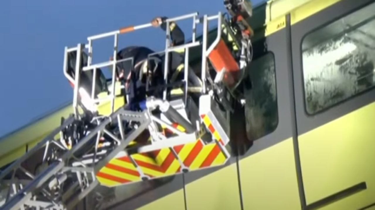 गेल्या पाऊण तासापासून ही मोनोरेल अडकून पडलेली आहे. या मोनोरेलमध्ये अनेक वृद्ध, महिला, लहान मुलं असून प्रवाशांचा श्वास गुदरमत आहे. त्यामुळे सगळीकडे आरडाओरड सुरु आहे.