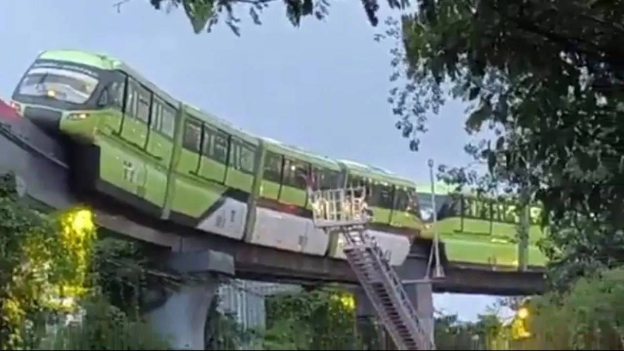 मुंबईत काल प्रचंड पाऊस झाला. यामुळे उपनगरीय लोकल सेवा विस्कळीत झाली. अशा स्थितीत लोकांकडे फार पर्याय नव्हते. म्हणून लोकांनी मोनोरेलचा मार्ग निवडला. जास्त प्रवासी संख्येमुळे मोनोरेलमध्ये वीज पुरवठा बाधित झाला. ट्रेनमध्ये क्षमतेपेक्षा जास्त लोक चढले. यामुळे मोनोरेल बंद पडली. मुंबईत मागच्या तीन दिवसांपासून मुसळधार पाऊस कोसळतोय. यामुळे रस्ते, रेल्वे ट्रॅक पाण्याखाली आहेत. 