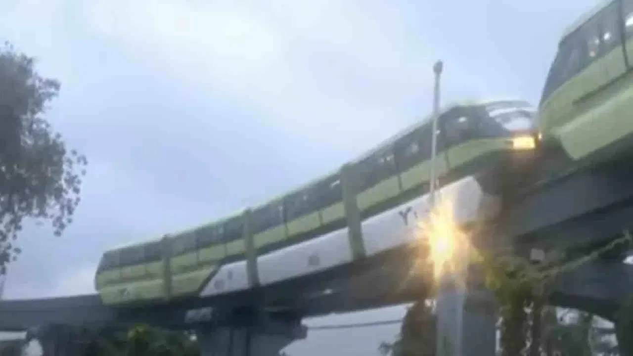 मुंबई मोनोरेलची सुरुवात 2 फेब्रुवारी 2014 रोजी झाली. त्याच उद्घाटन फेब्रुवारी 2014 मध्ये महाराष्ट्राचे तत्कालीन मुख्यमंत्री पृथ्वीराज चव्हाण यांनी केलं. मोनोरेलमध्ये हजारो प्रवासी प्रवास करतात. मुंबईत गर्दीच्या रस्त्यांवरील ट्रॅफिक कमी करणं तसच लोकल ट्रेन आणि मेट्रोला जोडण्यासाठी मोनोरेलची निर्मिती झाली. अंदाज असा होता की, दररोज यातून लाखो लोक प्रवास करतील, पण 15 ते 20 हजार प्रवासी प्रवास करतात. 