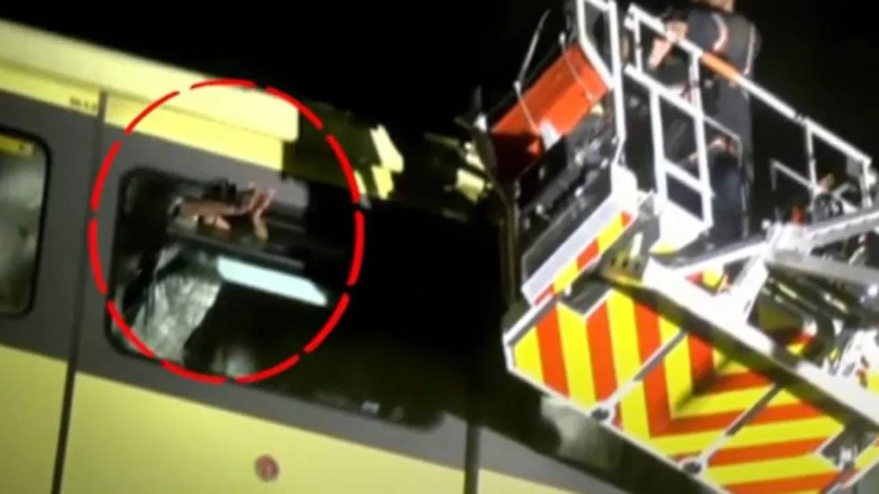 अवघ्या तीन दिवसांच्या पावसाने मुंबई मोनोरेलच वास्तव लोकांना दाखवून दिलय. मंगळवारी संध्याकाळी 6.15 च्या सुमारास प्रवाशांनी खचाखच भरलेली मोनोरेल मुंबईच्या मैसूर कॉलनी आणि भक्ती पार्क स्टेशन्सच्यामध्ये एलिवेटेड ट्रॅकवर अचानक थांबली. यानंतर आतमध्ये एकच गोंधळ उडाला. 