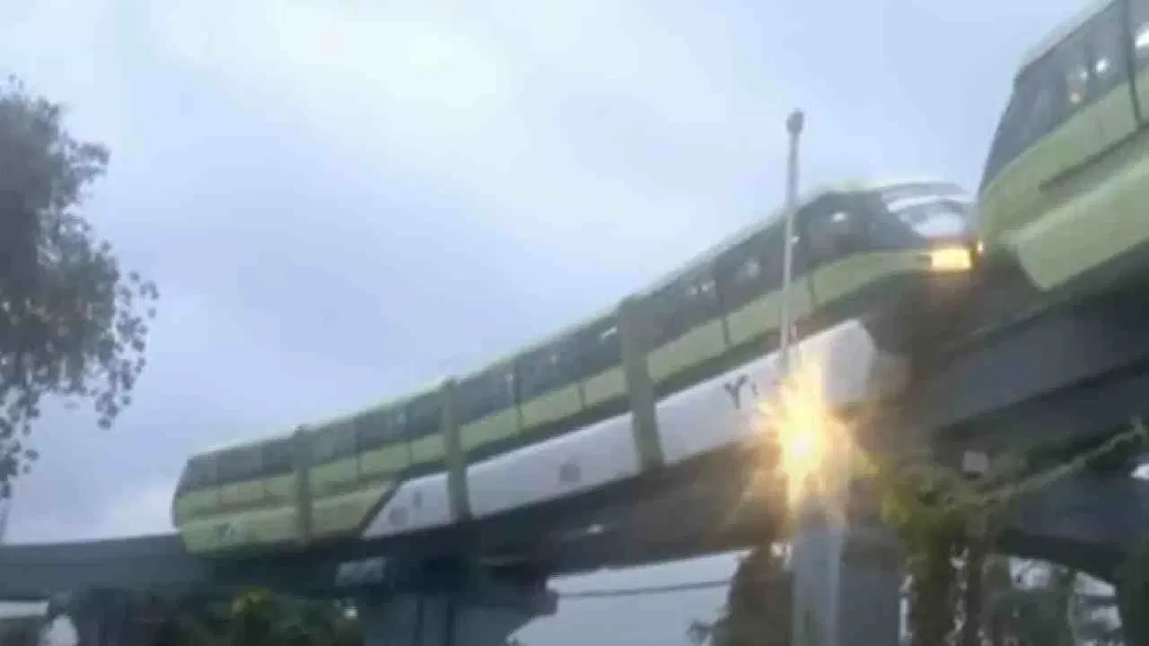 मोनो रेल्वे सायंकाळी 6.15 वाजेदरम्यान चेंबूर ते भक्ती पार्क दरम्यान बंद पडली. प्रवाशांनी आपत्कालीन परिस्थितीत तत्काळ मदतीसाठी बृहन्मुंबई महानगरपालिकेच्या 1916 या क्रमांकावर संपर्क साधला. याची तातडीने दखल घेत मुंबई अग्निशमन दलाने घटनास्थळी धाव घेत मदत कार्य सुरु केले आहे.