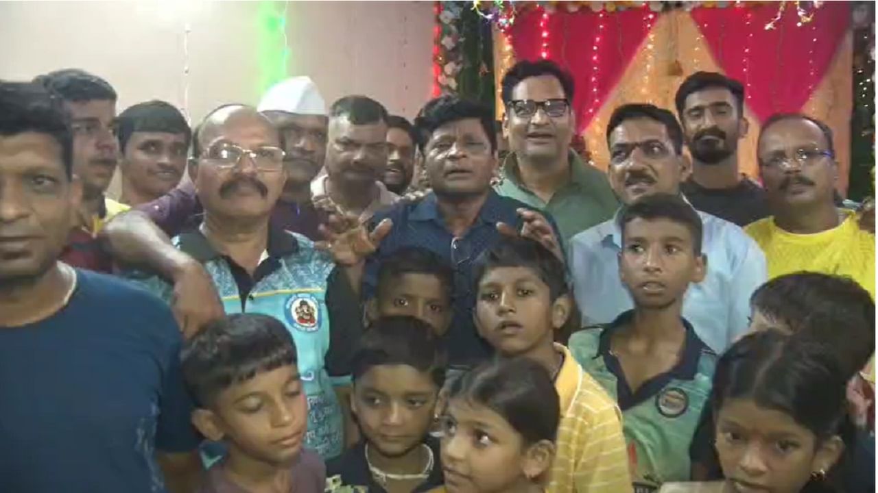 प्रभाकर मोरे याच मातीतून मोठे झाले आणि मुंबईत जाऊन कला जोपासत पुढे स्टार कलाकार झाले. प्रभाकर मोरे यांचा संघर्ष ज्या गावामधून सुरू झाला. ज्या मित्रांमुळे प्रभाकर मोरे पुढे गेले या लहानपणाच्या सगळ्या गमती जमती  आणि कला जोपासता आली. 