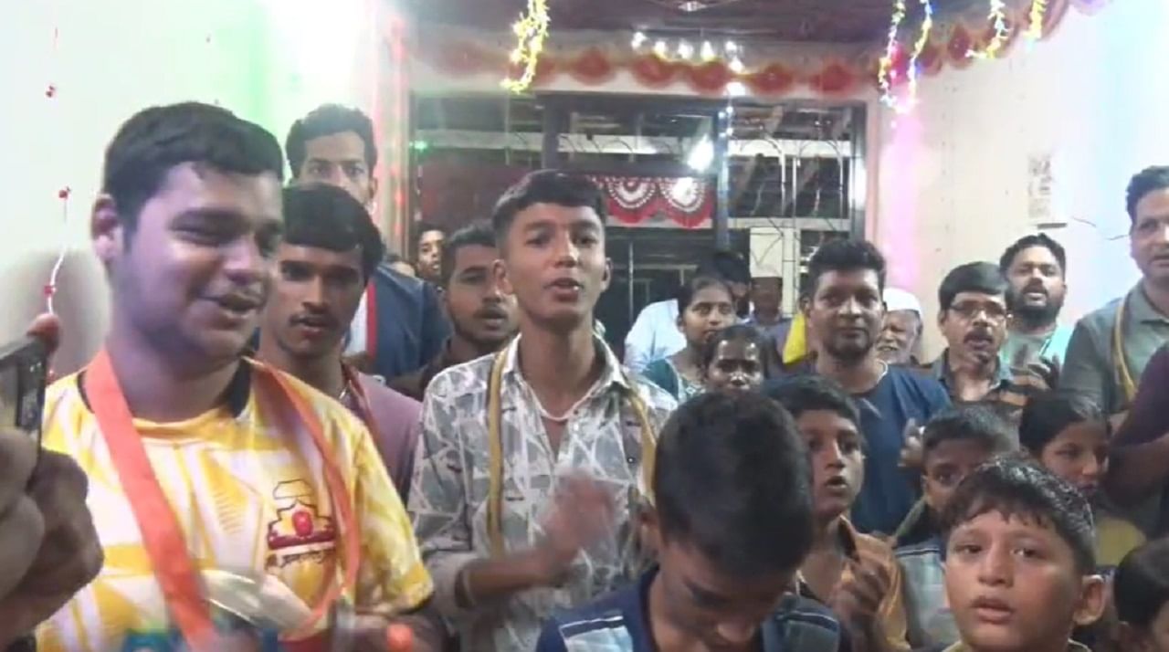 कला जोपासताना असलेला संघर्ष  प्रभाकर मोरे यांच्यासह त्यांच्या मित्रांनी आणि परिवाराने सांगितल्या.आपल्या मित्रांमुळे पुढे गेल्याचा प्रभाकर मोरे सांगतात... कुठे असलो तरी दरवर्षी कोकणच्या  आपल्या गणपतीला पण येत असतो.