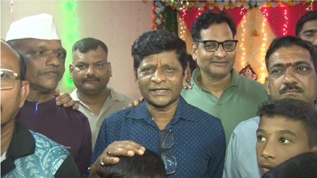  लहानपणी मित्रांनी दिलेली साथ यामुळे मी इथपर्यंत जाऊ शकलो  लहानपणापासूनच कलेचा छंद जोपासला. खिशात पैसे नसताना देखील खैर झाडें चोरून   पैसे मिळवून केलेला प्रवास मोरे यांचे मित्र सांगतात... 