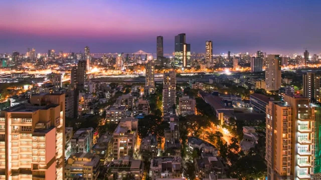 याचा अर्थ, सामान्य माणसासाठी मुंबईत एक साधा फ्लॅट घेणेही आता खूपच अवघड झाले आहे. हे दर फक्त सरकारी रेकॉर्डनुसार असून मार्केटमधील प्रत्यक्ष दर यापेक्षाही कितीतरी पटीने जास्त आहेत.