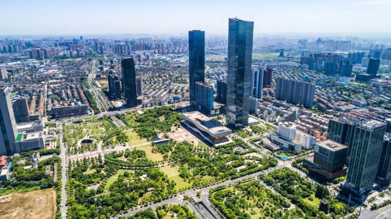 मुंबईनंतर देशातील इतर काही मोठ्या शहरांमध्येही जमिनीचे दर खूप जास्त आहेत. देशाची राजधानी दिल्ली दुसऱ्या क्रमांकावर आहे. या ठिकाणी जमिनीचा सरासरी दर ₹७० हजार ते ₹६ लाख प्रति चौरस फूट आहे.