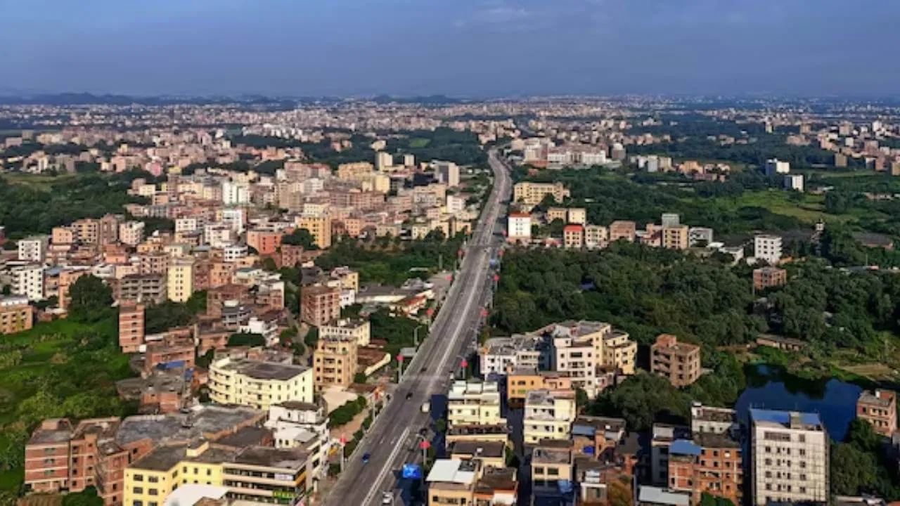 त्यानंतर तिसऱ्या क्रमांकावर चंदीगढ राज्य असून या ठिकाणी जमिनीचे दर ₹ ६६ हजार ते ₹ १.७५ लाख प्रति चौरस फूट आहेत. यानंतर उत्तर प्रदेशातील नोएडा शहर चौथ्या क्रमांकावर आहे. नोएडातील जमिनीचे दर ₹६३ हजार ते ₹१.७० लाख प्रति चौरस फूट आहेत.