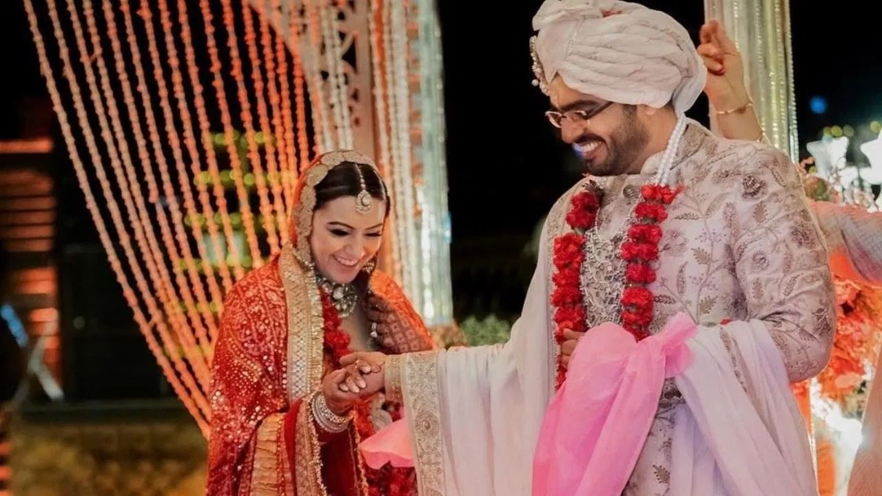 हंसिकाने 2022 मध्ये सोहेल खतुरियाशी लग्न केलं पण गेल्या 2 वर्षांपासून ती तिच्या पतीसोबत नाही तर तिच्या आईसोबत राहत आहे. त्यामुळे सोशल मीडियावर त्यांच्या घटस्फोटाची चर्चा जोरात सुरू आहे.