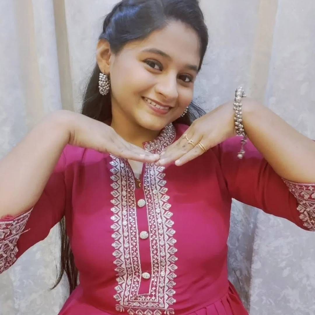 मृणाल लाइमलाइटपासून दूर असते. पण अभिनेत्री इंस्टाग्रामवर खूप Active आहे. इंस्टावर तिचे 5000 पेक्षा जास्त फॉलोअर्स आहेत. ती आपले फोटोज या प्लॅटफॉर्मवर शेअर करते. मृणालला छोट्या वयातच अनेक पुरस्कार मिळाले आहेत. ती आत मोठी झाली असली, तरी चेहऱ्यावरील निरागसता अजूनही कायम आहे.