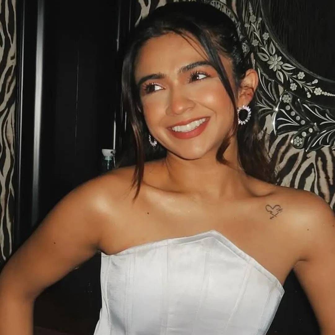 अपूर्वाने स्वत:च्या मेकओव्हरचा एक व्हिडिओ शेअर केलाय. त्याने ती स्वत:बद्दलच उपरोधिकपणे बोलली. 'देवाने मला एटीट्यूड ऐश्वर्या रायवाला दिला आणि चेहरा असा दिला' अपूर्वाने या व्हिडिओमध्ये सांगितलय की, तिने कसा मेकओव्हर केला. या सगळ्यासाठी तिने 50-60 हजार रुपये नाही, तर तब्बल 3 लाख रुपये खर्च केले. 