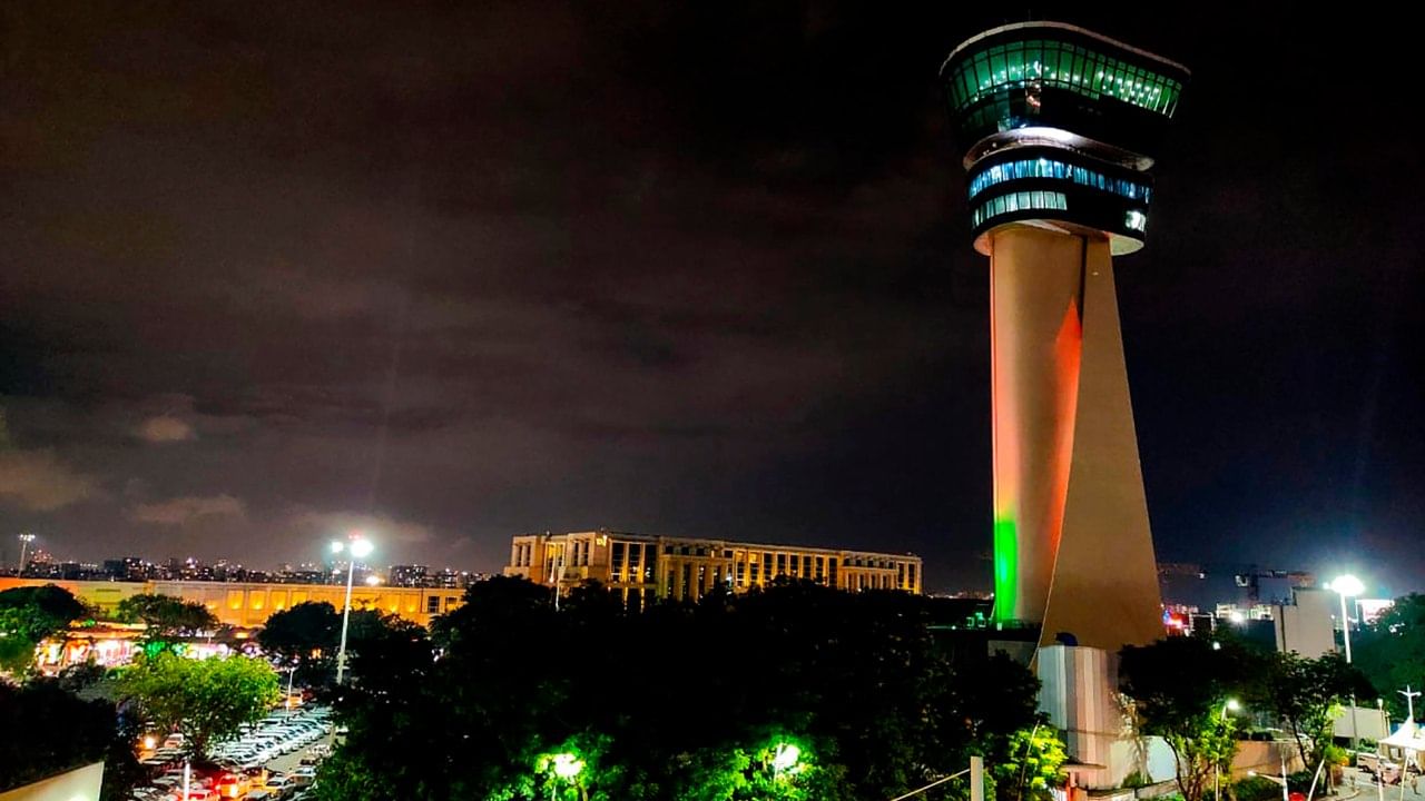 आता नुकतंच नवीन सर्कल रेट जाहीर झाले आहेत. यानुसार भारतातील सर्वात महाग जमीन मुंबईत असल्याची माहिती समोर आली आहे.  मुंबईत जमिनीचा सरासरी दर १ लाख ते ८ लाख प्रति चौरस फूट इतका आहे.