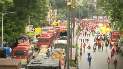 मराठा आंदोलकांचा रस्त्यावर ठिय्या, मुंबईकर अडकले, प्रचंड वाहतूककोंडी, वाहनांच्या लांबच लांब रांगा