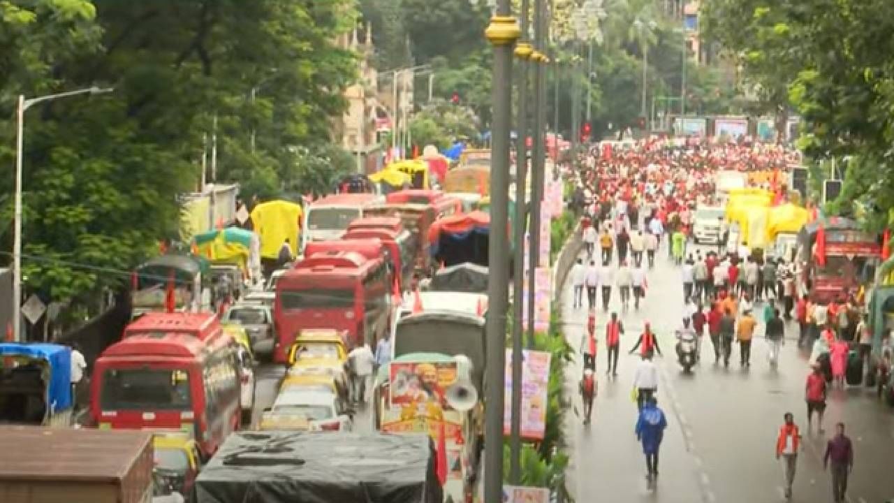 मराठा आंदोलकांचा रस्त्यावर ठिय्या, मुंबईकर अडकले, प्रचंड वाहतूककोंडी, वाहनांच्या लांबच लांब रांगा मराठा आंदोलकांचा रस्त्यावर ठिय्या, मुंबईकर अडकले, प्रचंड वाहतूककोंडी, वाहनांच्या लांबच लांब रांगा