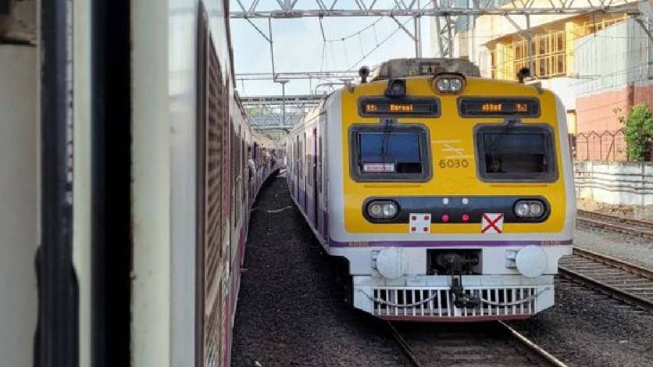 Mumbai local train : विवस्त्रच फिरायचं असेल तर... लोकल ट्रेनमधील महिलेचा Video व्हायरल Mumbai local train : विवस्त्रच फिरायचं असेल तर... लोकल ट्रेनमधील महिलेचा Video व्हायरल