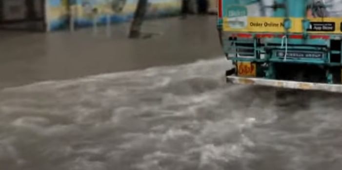 मुंबई, कोकण, मुंबई उपनगरांत पावसाने धुमाकूळ घातला आहे. या भागात मागच्या कित्येक तासांपासून मुसळधार पाऊस चालू आहे. या पावसामुळे जनजीवन विस्कळीत झाले आहे. दरम्यान, आता हवामानाचा नवा अंदाज आला असून लोकांची चिंता वाढली आहे. 