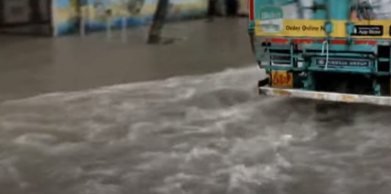 मुंबई, कोकण, मुंबई उपनगरांत पावसाने धुमाकूळ घातला आहे. या भागात मागच्या कित्येक तासांपासून मुसळधार पाऊस चालू आहे. या पावसामुळे जनजीवन विस्कळीत झाले आहे. दरम्यान, आता हवामानाचा नवा अंदाज आला असून लोकांची चिंता वाढली आहे.