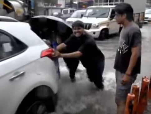 मुंबईत चालू असलेल्या मुसळधार पावसाने येथील रस्ते पाण्याने तुडूंब भरले आहेत. तुंबलेले हे पाणी बाहेर काढण्यासाठी मुंबई पालिका पूर्ण क्षमतेने कार्यरत आहे. मिळालेल्या माहितीनुसार मुंबईत एकूण 525 वॉटर पम्प कार्यरत आहेत.