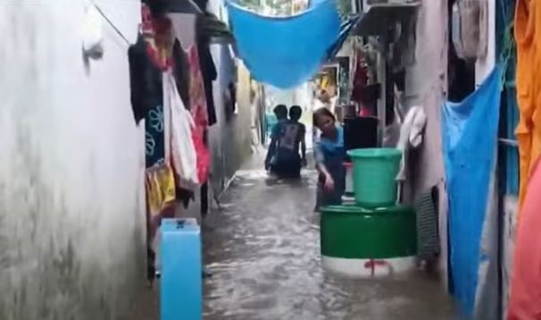 मिळालेल्या माहितीनुसार पालघर ते सिंधुदुर्ग, मुंबई-ठाणे व घाट भागात जोरदार ढगांची दाटी झाली आहे. त्यामुळे या भागांत पुढील 3-4 तासांत मध्यम-मुसळधार पावसाची शक्यता वर्तवण्यात आली आहे.