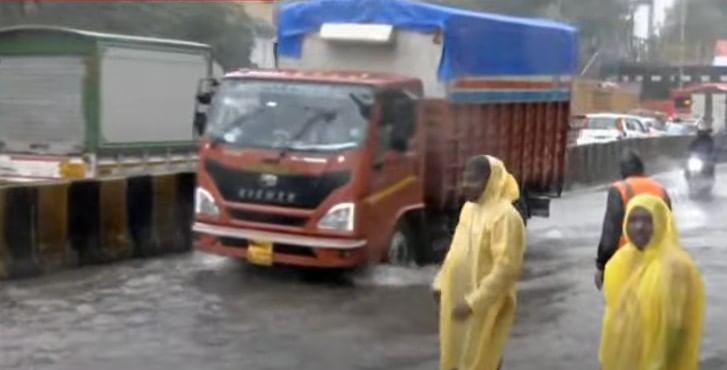 काही ठिकाणी अधूनमधून खूप मुसळधार पावसाचीही शक्यता व्यक्त करण्यात आली असून या काळात नागरिकांनी गरज असेल तरच घराबाहेर पडावे. तसेच घराबाहेर जाताना योग्य काळजी घ्यावी, असे आवाहन करण्यात आले आहे.